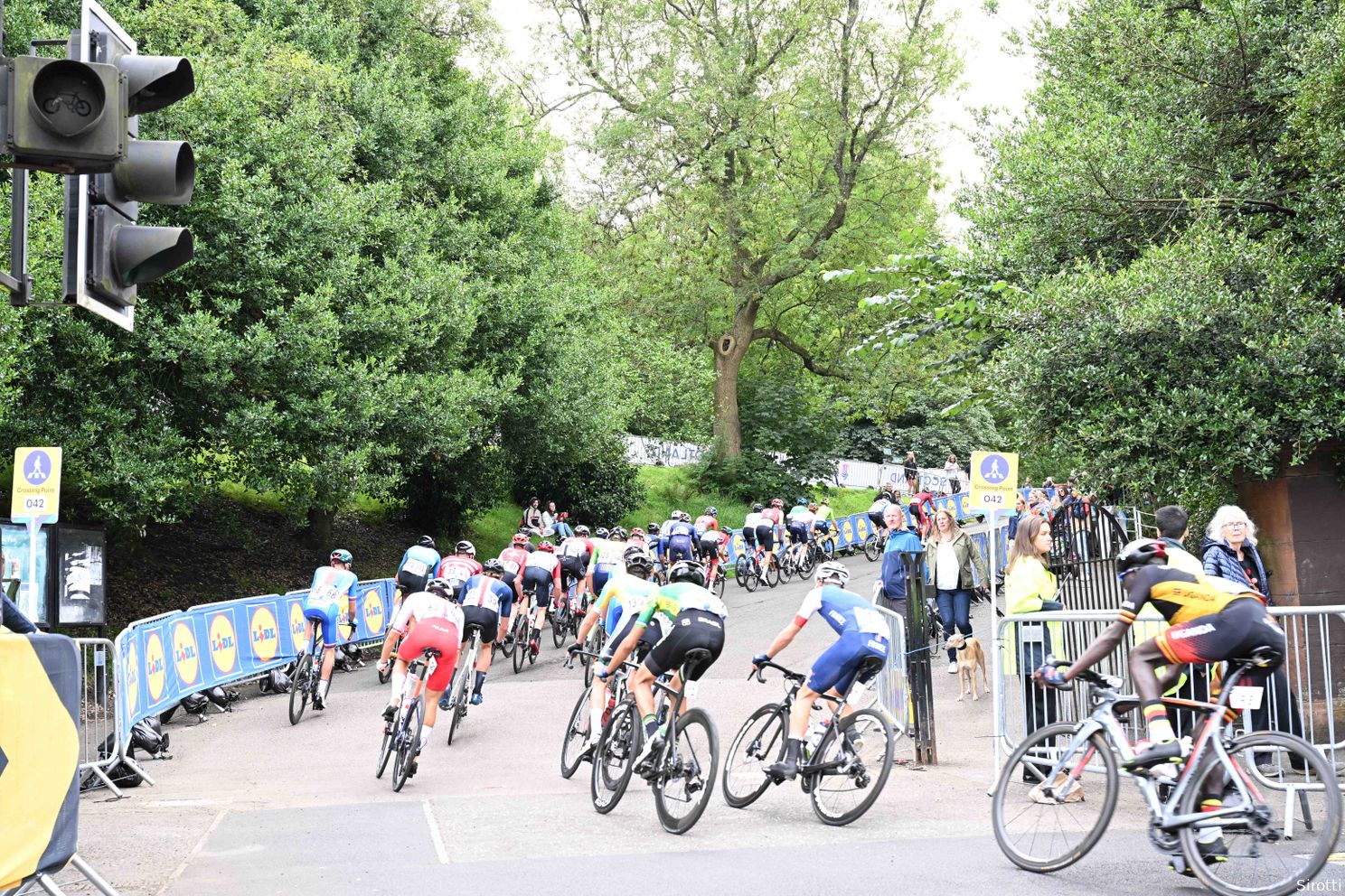 Shocking: racer in French amateur race suspected of using mechanical doping crashes into race director during escape attempt