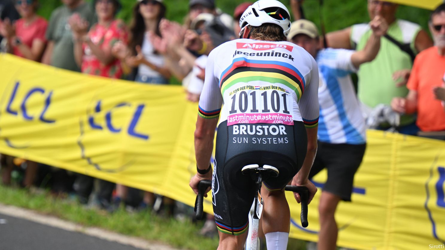 Van der Poel eens met vader Adrie na 'geslaagde dag' in de vlucht: 'Zó weinig ritten voor klassieke mannen'