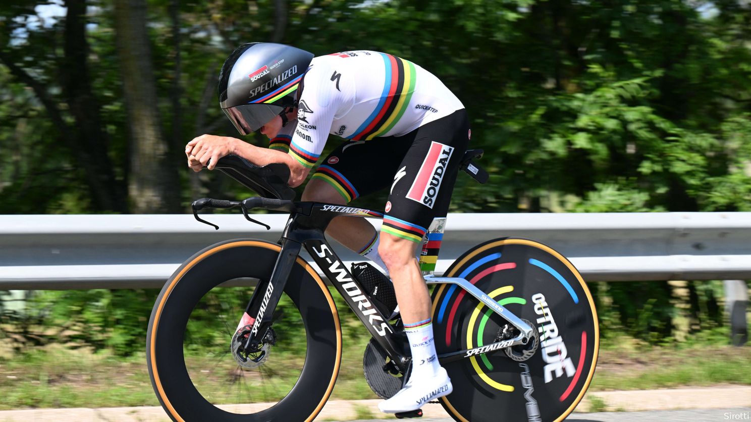 Bold Evenepoel attacks, but takes even bigger hits: "Their engines are bigger than mine"