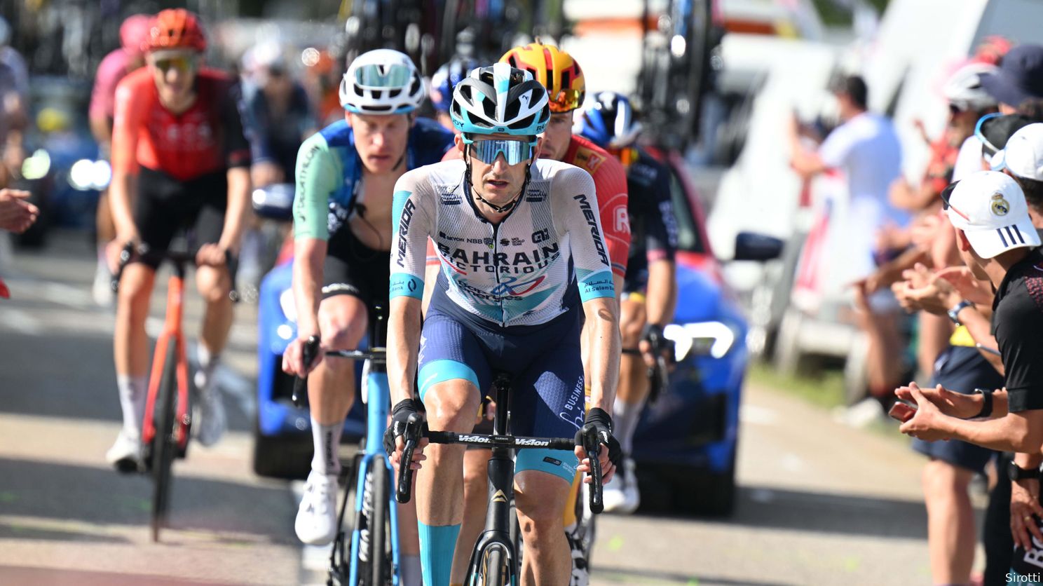 Poels he-le-maal gesloopt na Tour van 'alleen maar meefietsen': 'Heb halfuur in de douche gezeten'