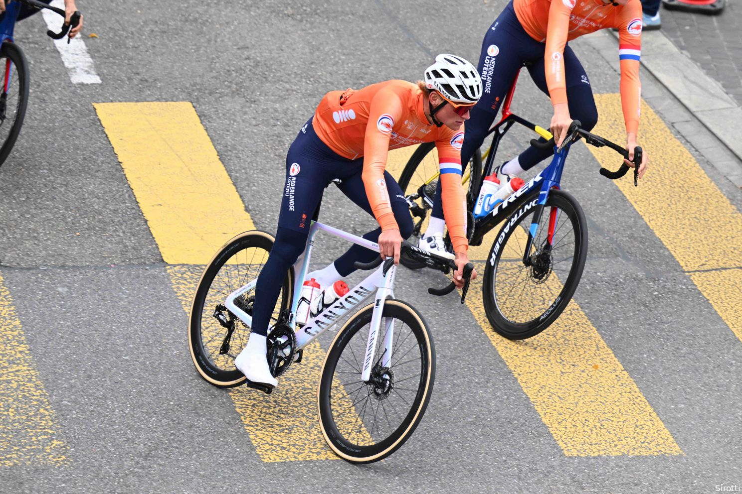 🎥 Van der Poel, Pogacar en Evenepoel alle drie al vol op de pedalen: WK-kleppers verkennen parcours