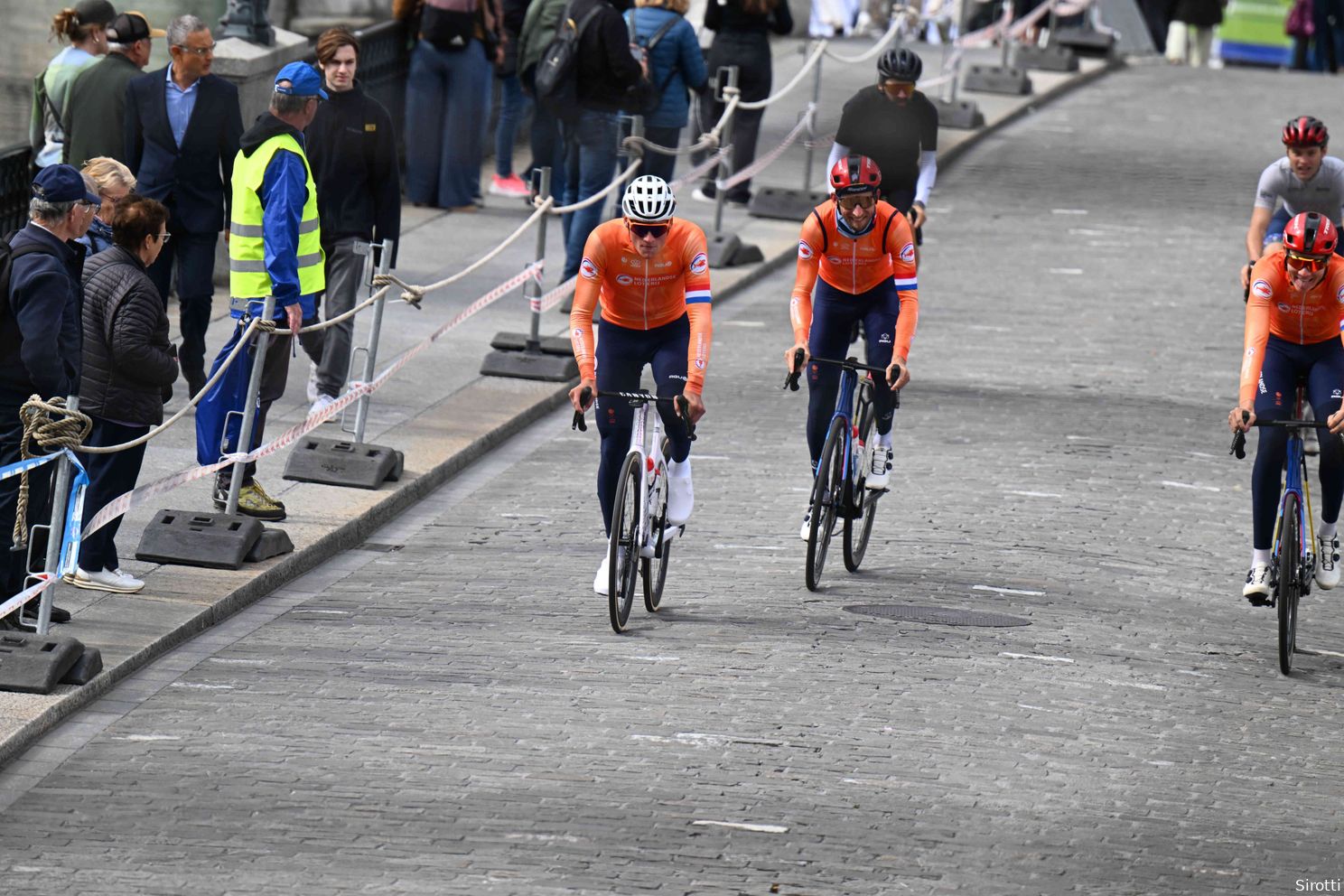 🎥 Van der Poel, Pogacar en Evenepoel alle drie al vol op de pedalen: WK-kleppers verkennen parcours