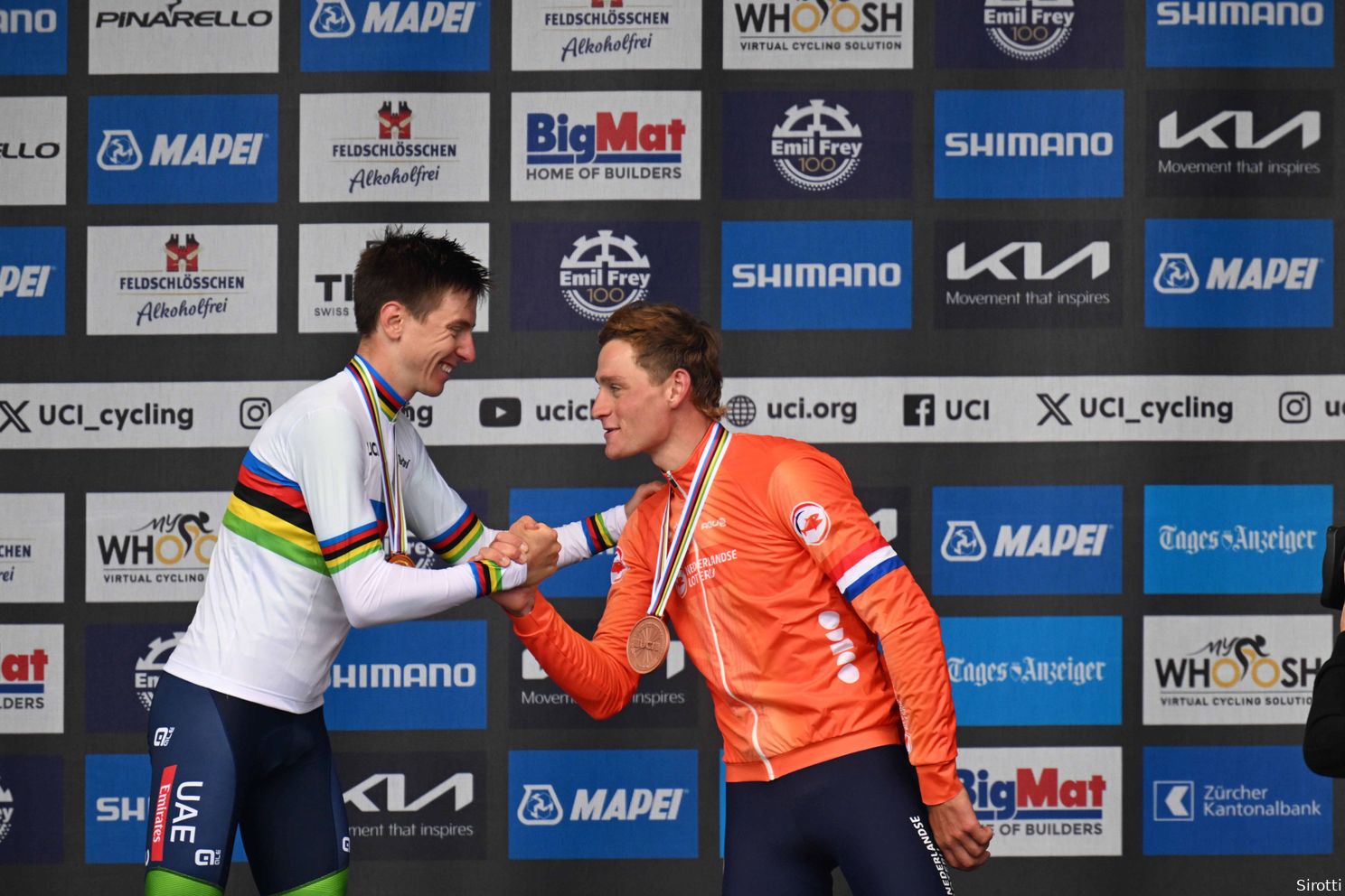 Van wereldkampioen tot wereldkampioen: dit zei Van der Poel in onderonsje tegen WK-opvolger Pogacar