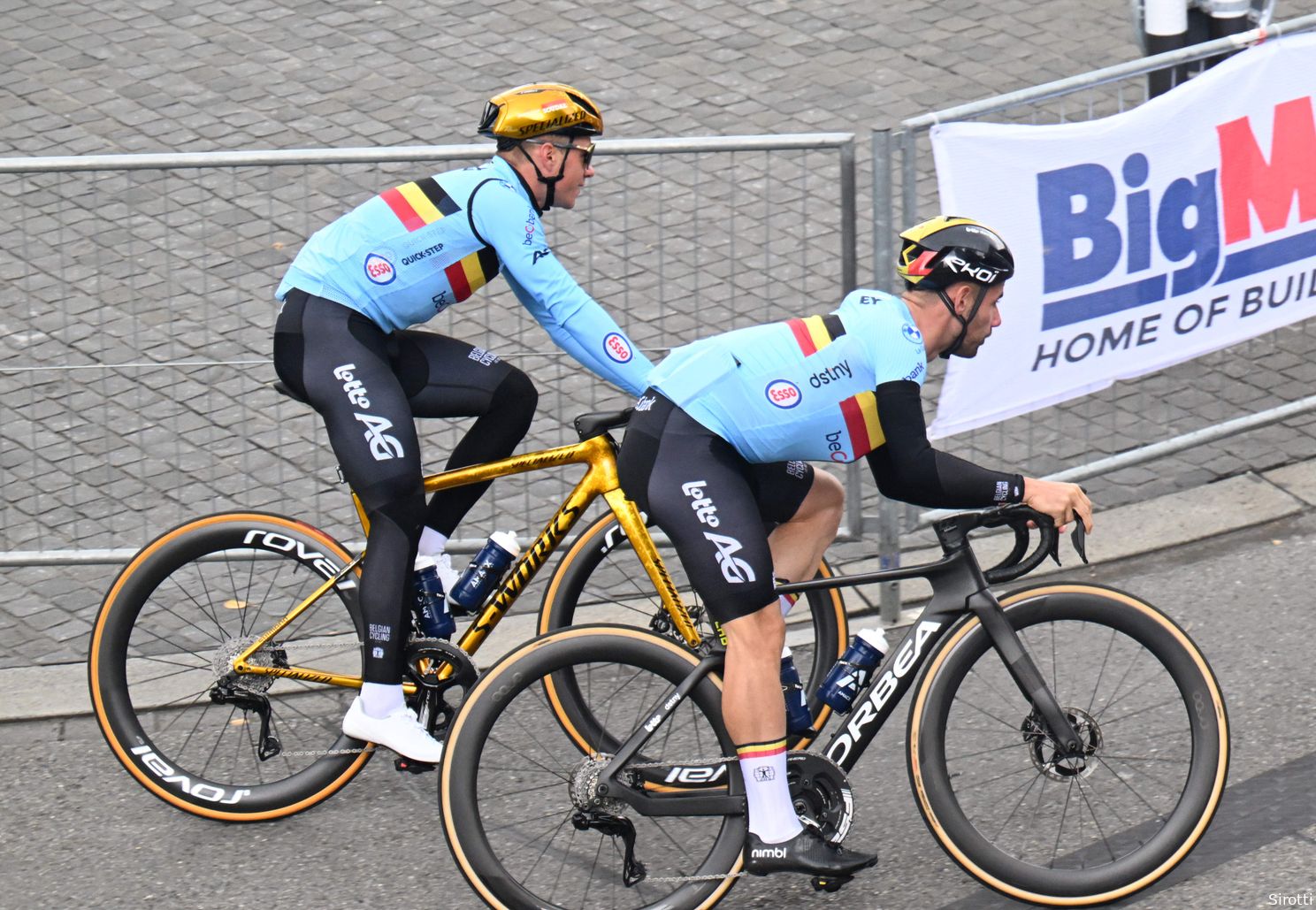 🎥 Van der Poel, Pogacar en Evenepoel alle drie al vol op de pedalen: WK-kleppers verkennen parcours