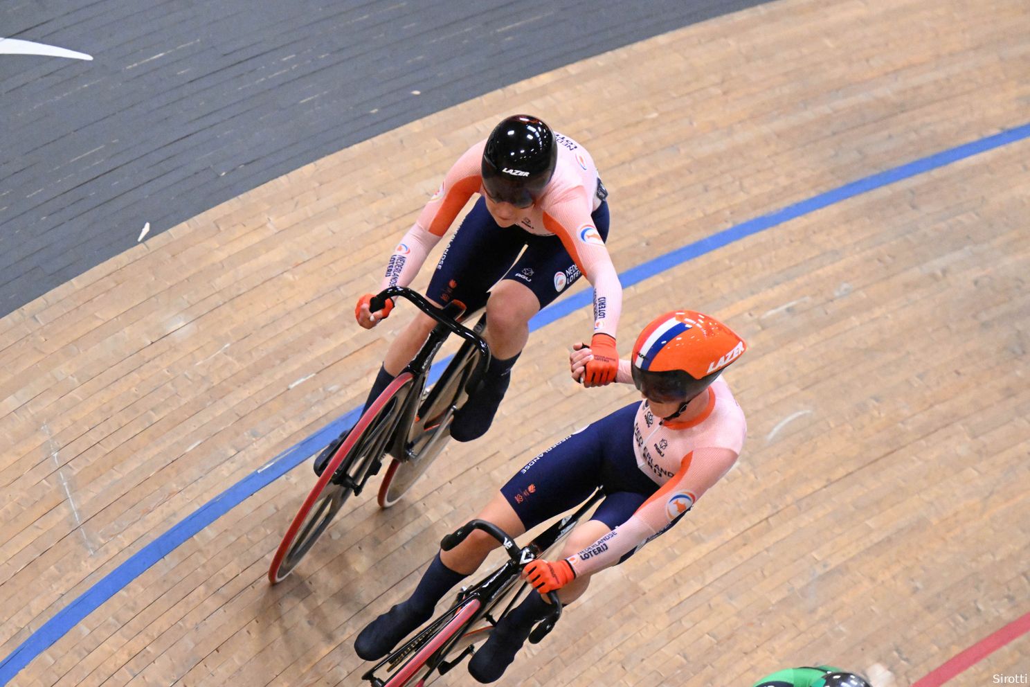 The entire track cycling team supports Lisa van Belle after the death of her brother Bas: "This should help her"