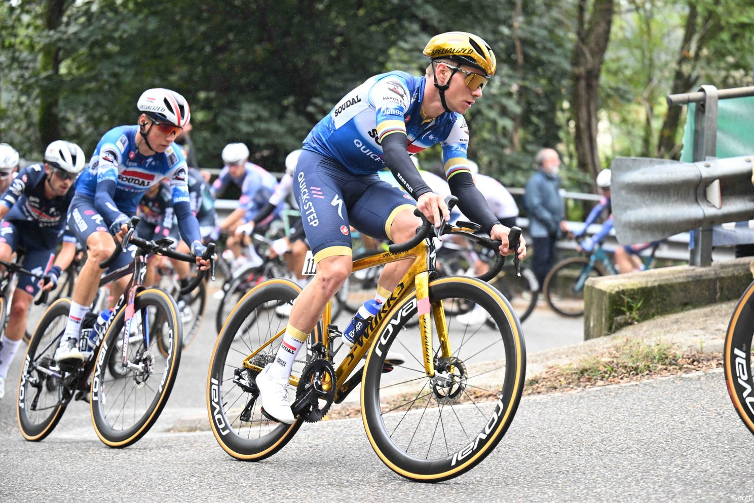 Remco Evenepoel rijdt Brabantse Pijl met speciale tape: 'Als ik tennisser of basketballer was, was loopbaan afgelopen'