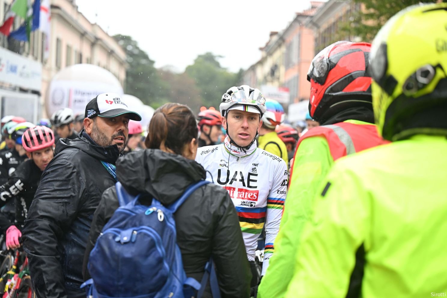 Pogacar gaat als wereldkampioen voor peloton staan en spaart organisatie niet: 'Iedereen lachte en zei niks'