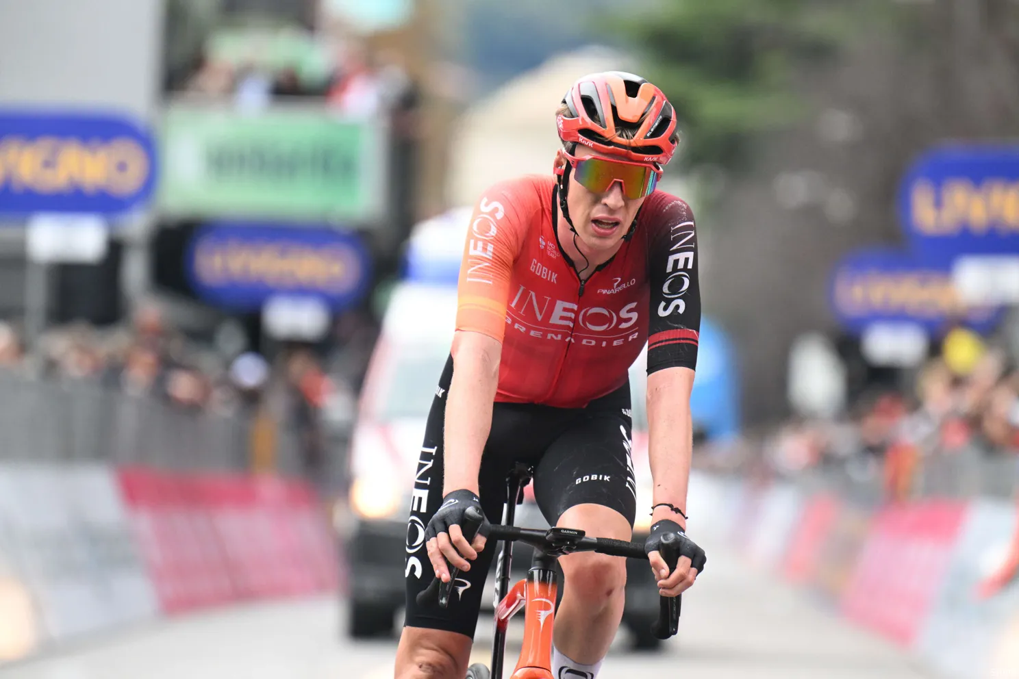 Hoe kwam Thymen Arensman binnen in INEOS-bus na 95 seconden tijdsverlies? Ploegleider Dempster geeft tekst en uitleg