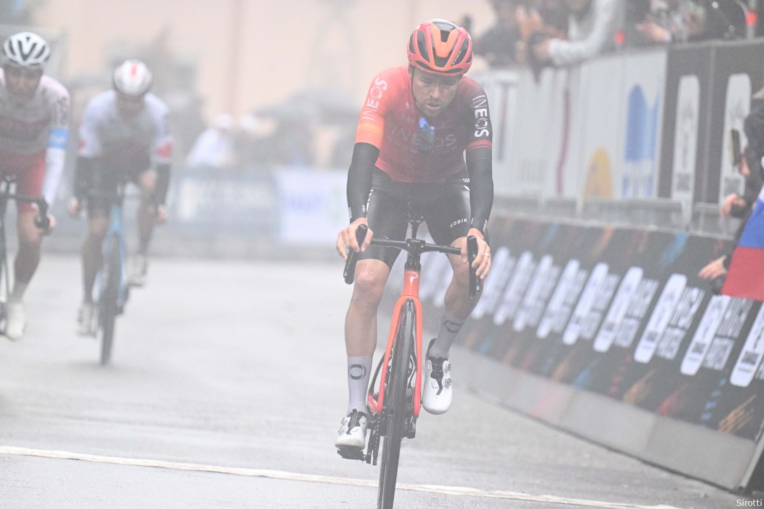 Pogacar, Pidcock en Evenepoel blikken vooruit op chaotische dag in Italië: 'Het is regen maar niets speciaals'