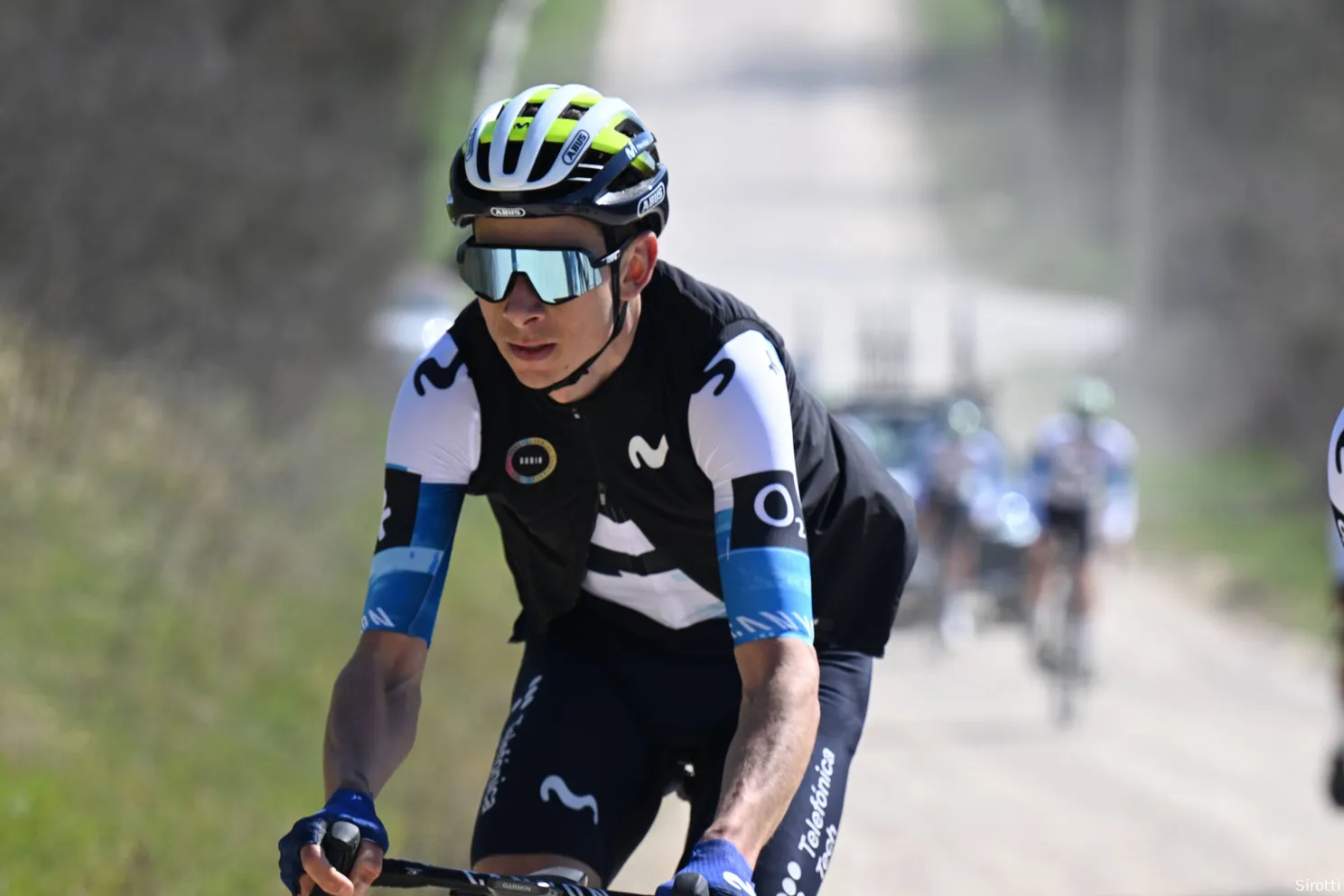 Twee maanden niet gekoerst, maar Skjelmose keert meteen met zege terug in loodzware bergklassieker in Andorra