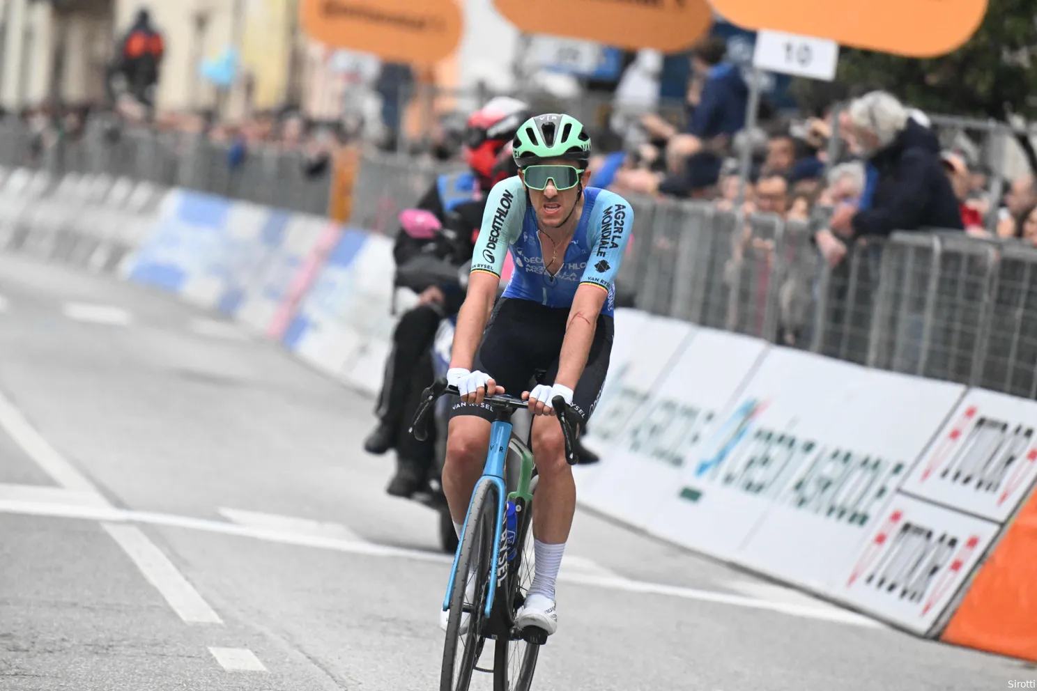 Met oog op EF-contract deed De Bondt kopbeurt voor Carapaz in Giro, maar Belg krijgt nu UCI op zijn dak