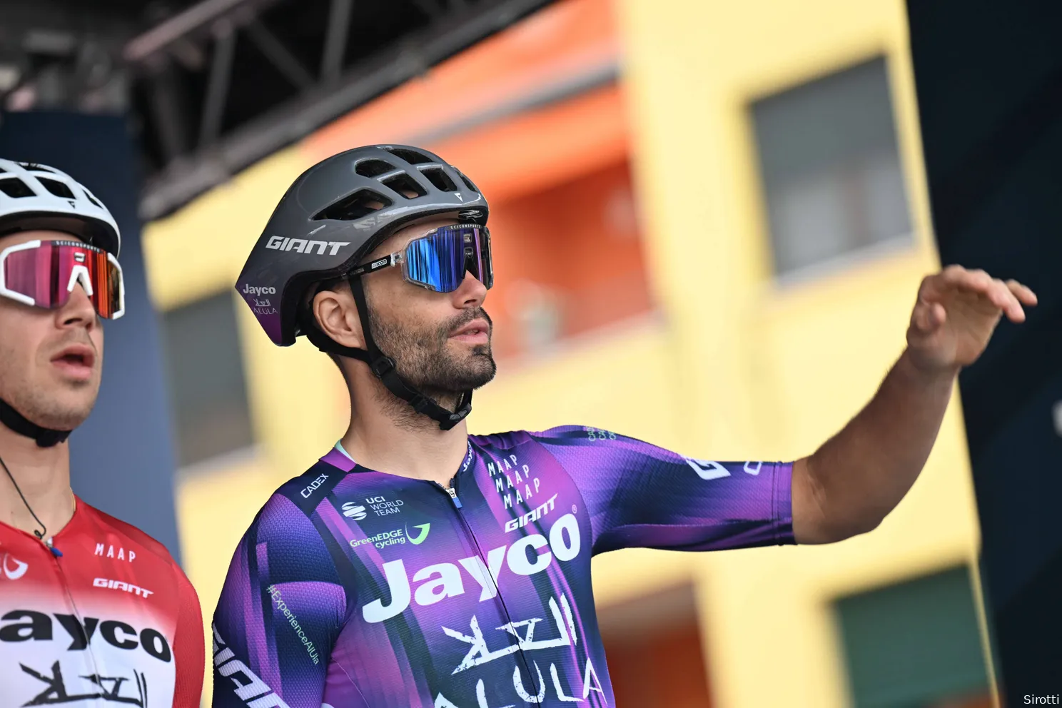 Jayco AlUla trekt met ploeg voor alle terreinen richting Tour de France-start in Lille: Groenewegen en Reinders present