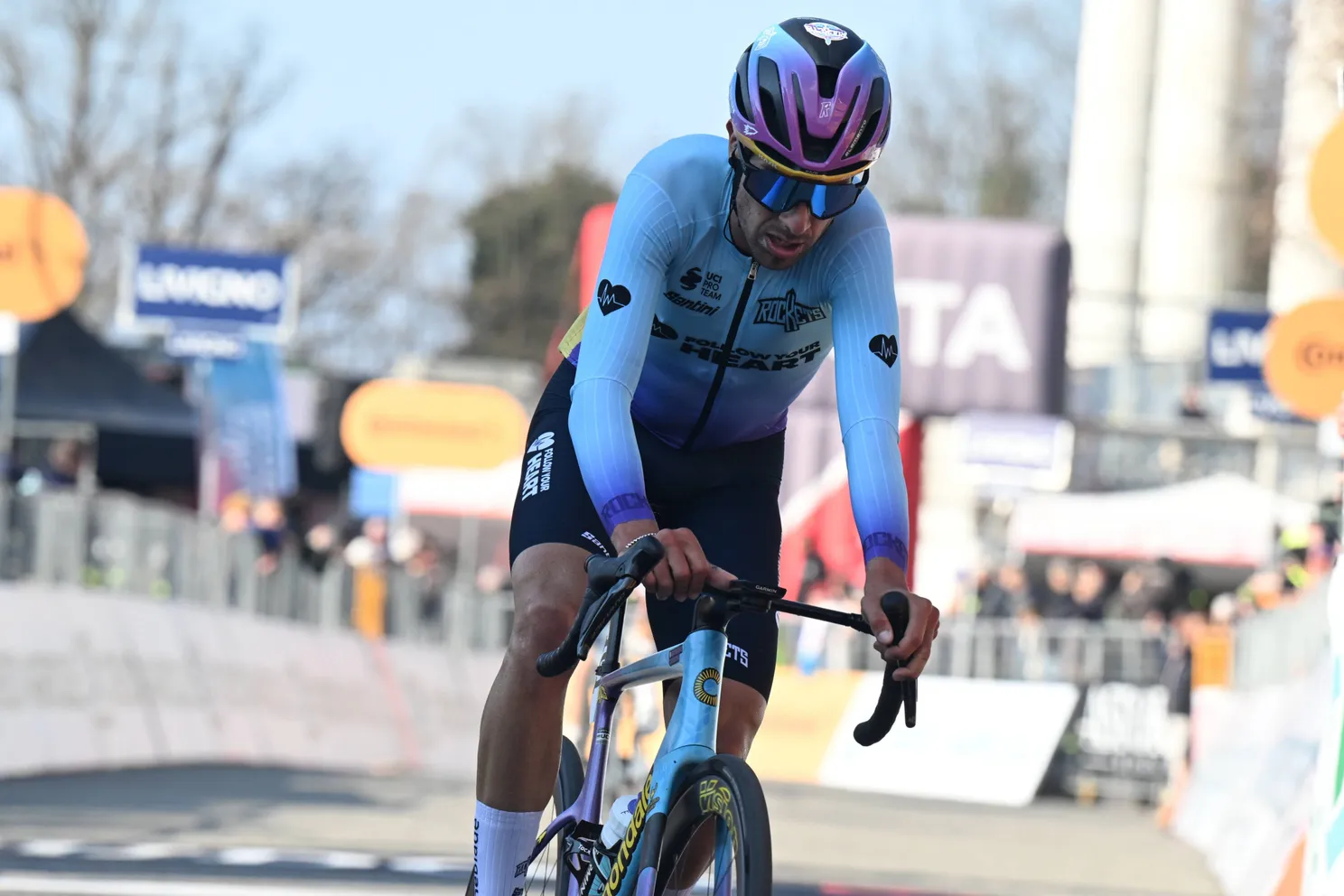 Eindelijk! Elia Viviani slaat toe in chaotische sprint Ronde van Turkije en wint voor het eerst in 2,5 jaar