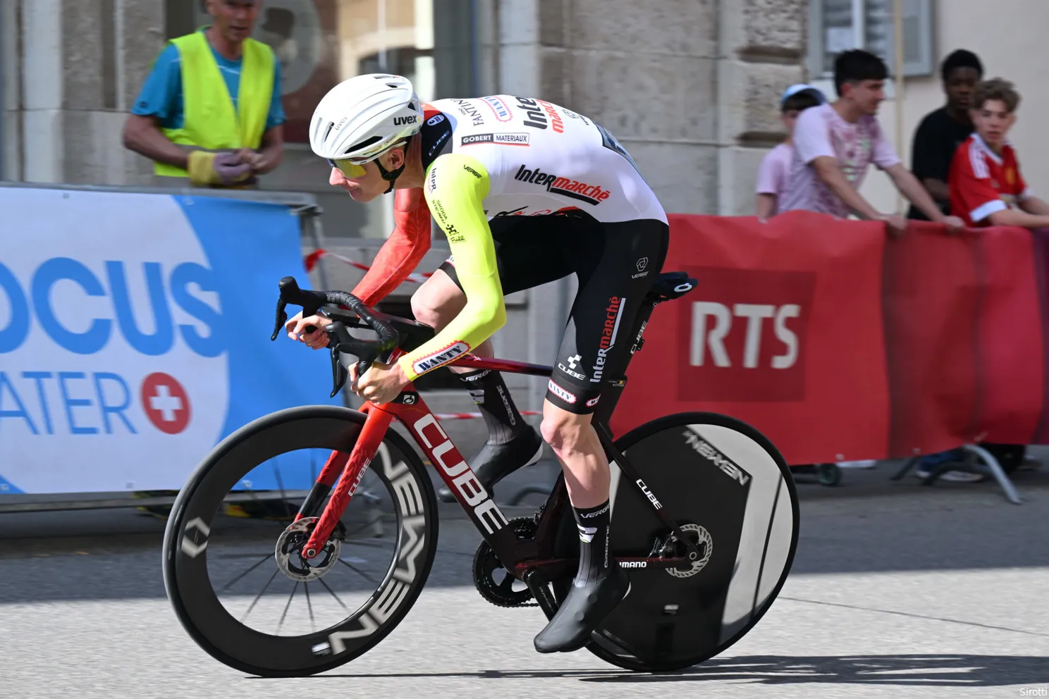 Brennan domineert lastige sprint in Romandië: Visma | Lease a Bike-toptalent slaat dubbelslag in eerste rit in lijn