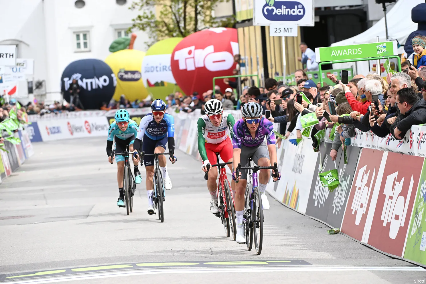 Giro-ploeg Jayco-AlUla herbergt naast 1 klassementsman ook gevaarlijke klanten voor Van Aert- en Pedersen-etappes