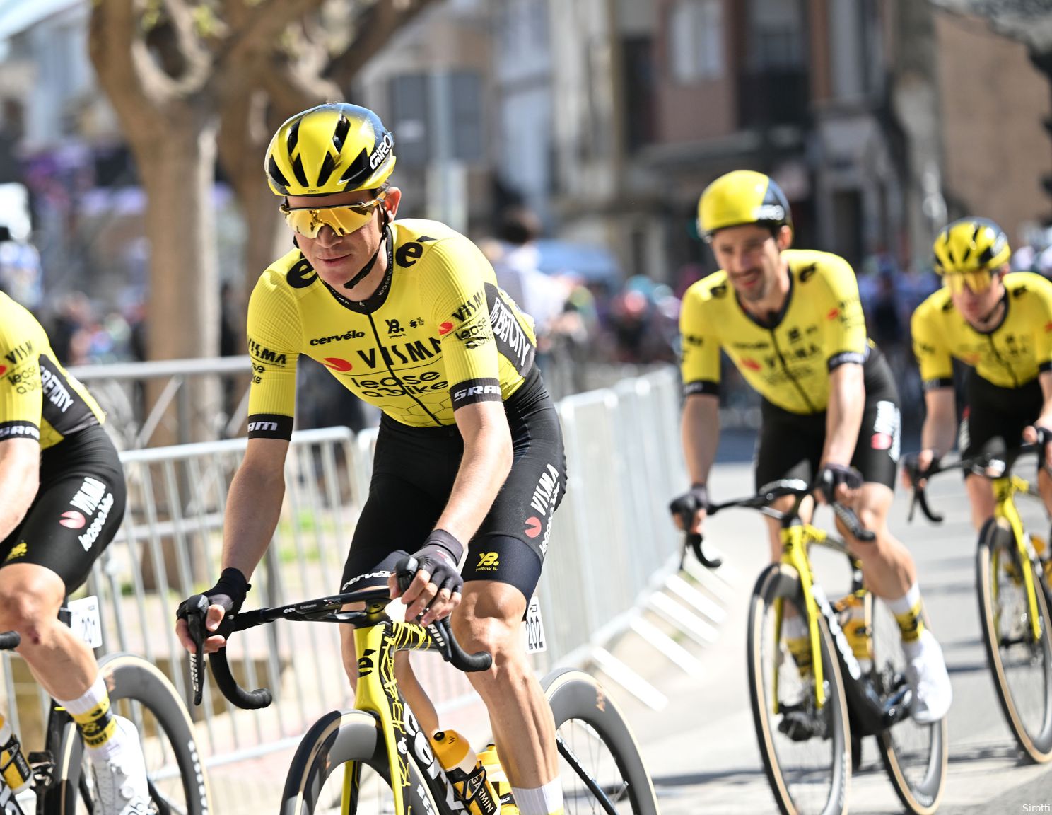 Kelderman houdt zich staande in Baskisch geweld, andere Visma | Lease a Bike-kopmannen niet: 'Intense dag'