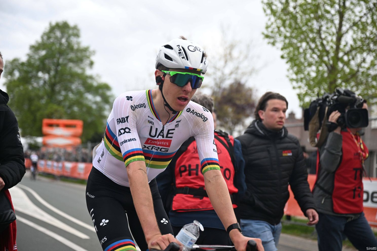 Tadej Pogacar kan weinig met morrend Soudal Quick-Step: 'Domen Novak reed al 150 kilometer op kop'