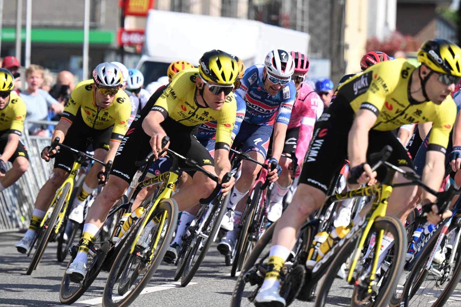 Benoot stelt namens Visma | Lease a Bike vast: 'In die andere groep zaten ook jongens waar we niet tegen wilden sprinten'