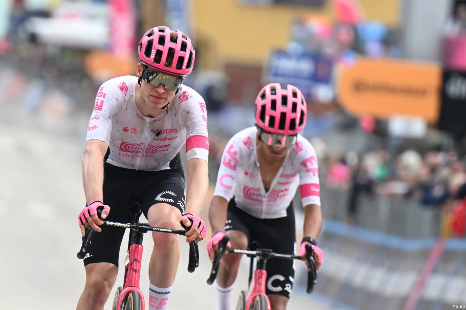 Carapaz lijkt na Finestre-domper vrede te hebben met Giro-podium: 'We speelden allemaal hetzelfde spel'