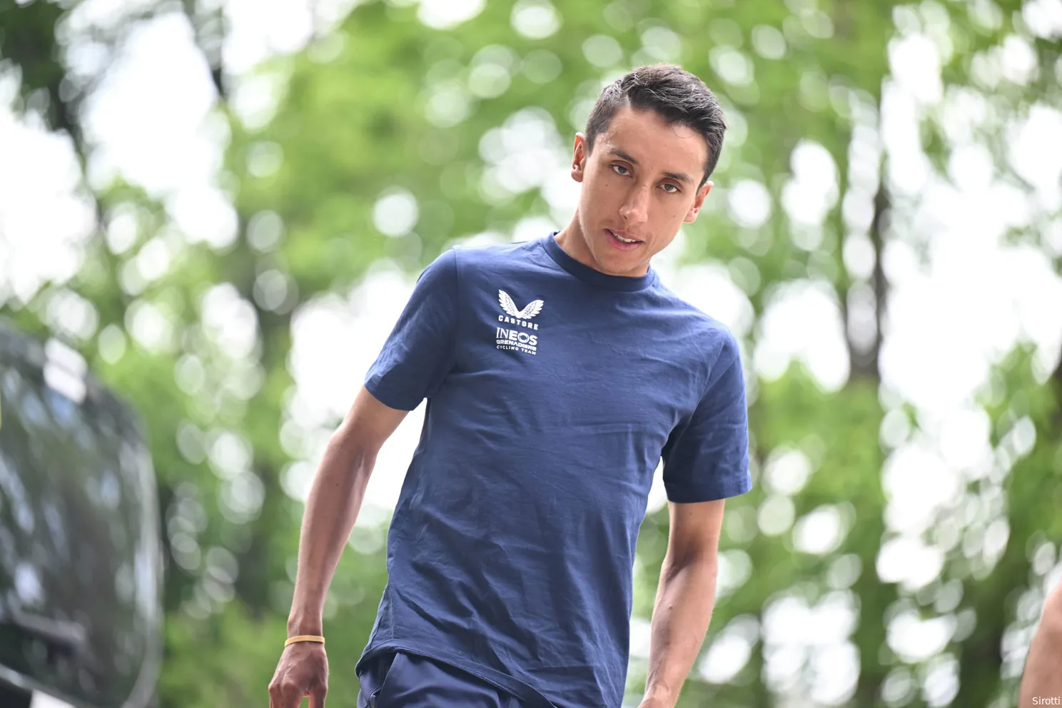 Egan Bernal gaat richting Giro in op zijn kansen, samenwerking met Thymen Arensman en bijzondere gedachte achter nieuw truitje
