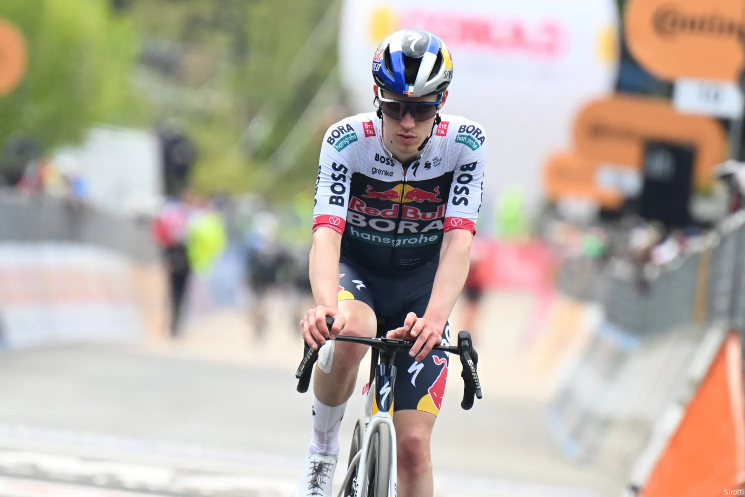 Roglic moet na valpartijen even bijkomen en kijkt uit naar rustigere ritten, gevallen ploegmaat voelt zich al beter