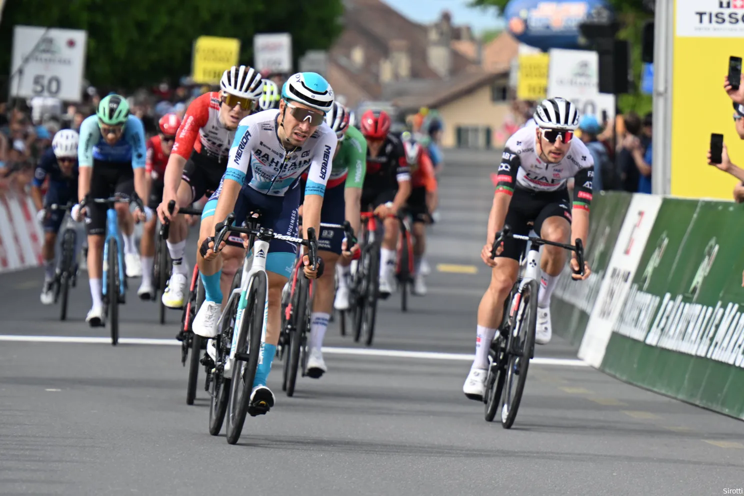Evenepoel ('Zoveel mogelijk benen gespaard') geklopt in sprint door verrassende naam: 'Dat is geweldig'