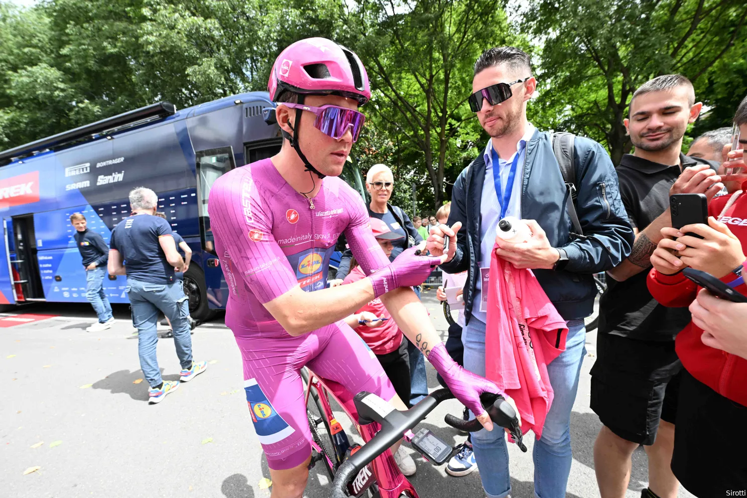 'Op een aankomst als deze is dat oké'; Mads Pedersen geeft steile sprint-college na Giro-zege tegen Wout van Aert