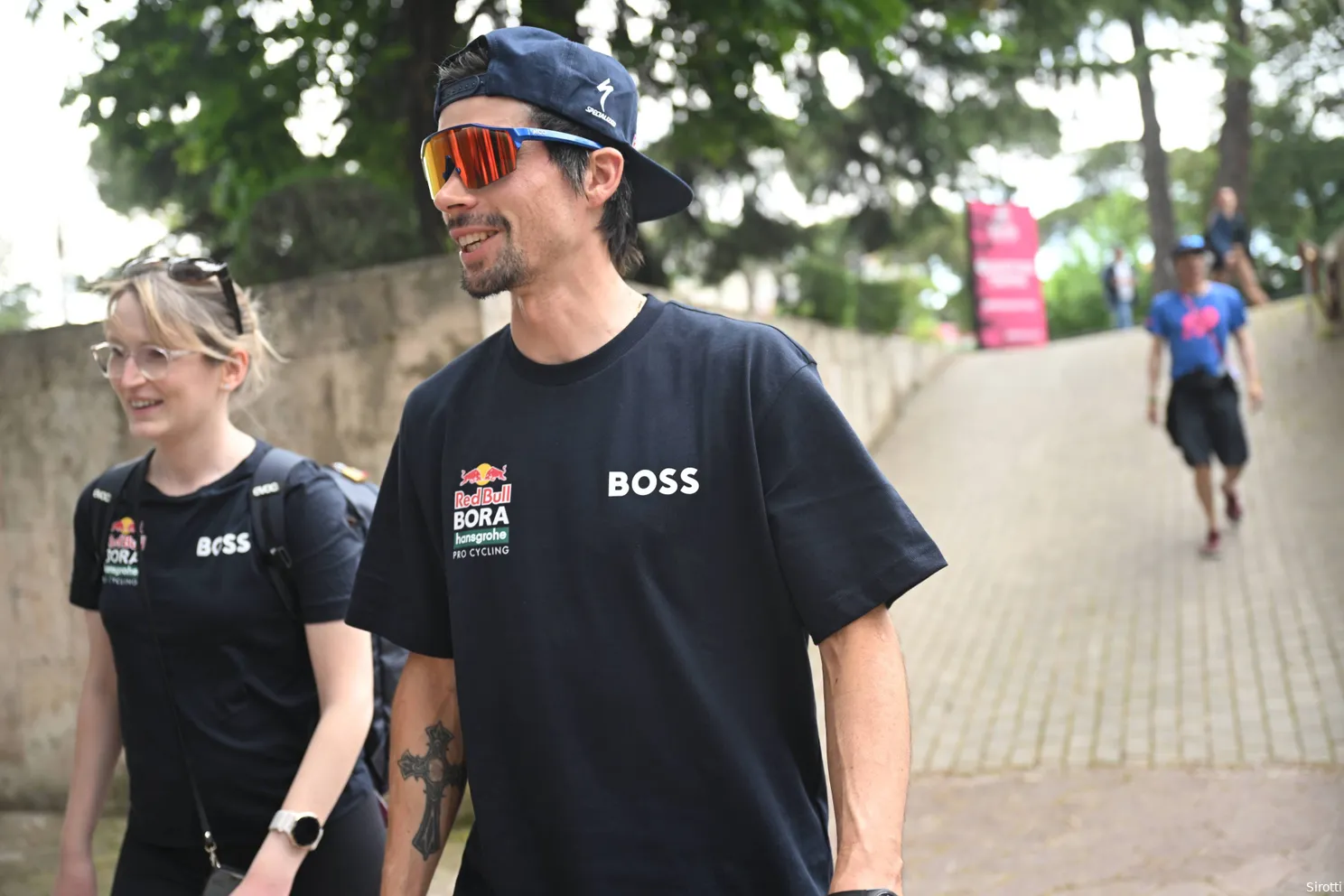 Prim'boss' Roglic steelt op uiterlijk vertoon de show bij Giro-persconferentie: 'Voel me 10 op 10, maar iemand anders wellicht 15 op 15'