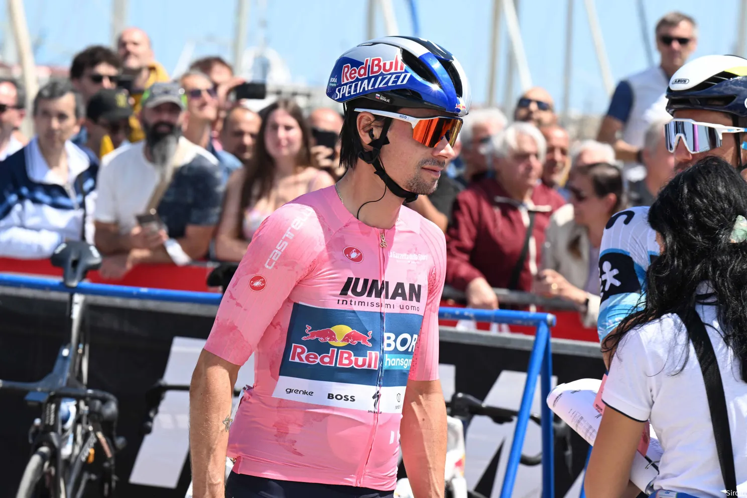 Roglic en Red Bull bedanken Pellizzari op blote knieën na rampdag: 'Door zijn werk spreken we maar over 1 minuut'