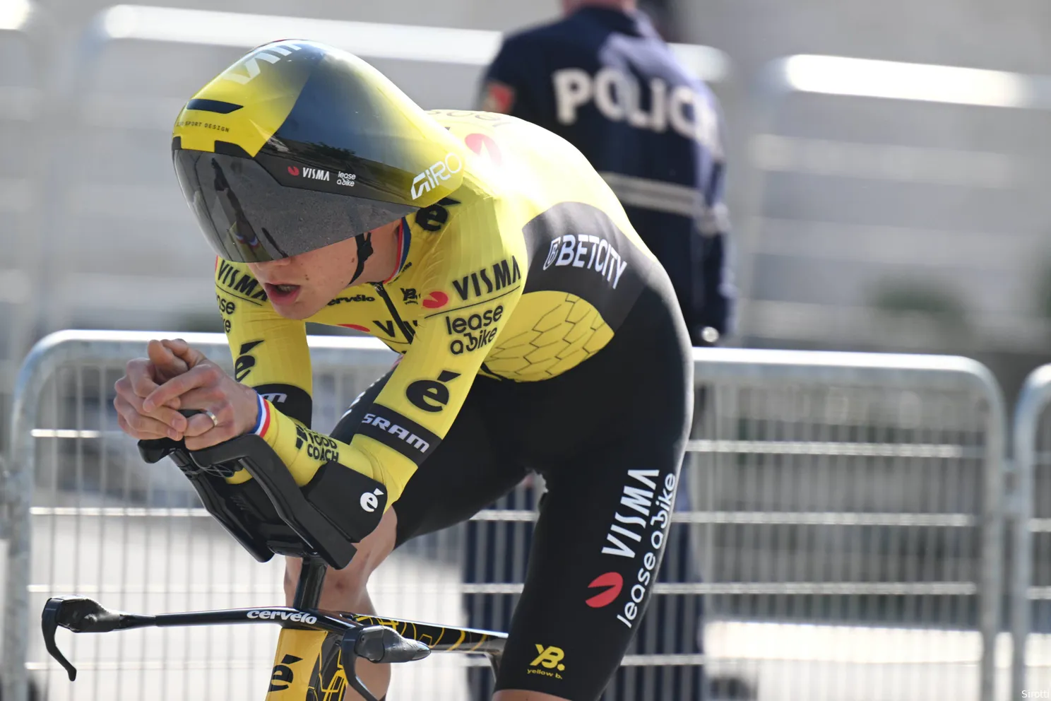 Verkouden Kelderman vecht zich naar tweede plek, Van Aert probeert het 'tegen beter weten in'