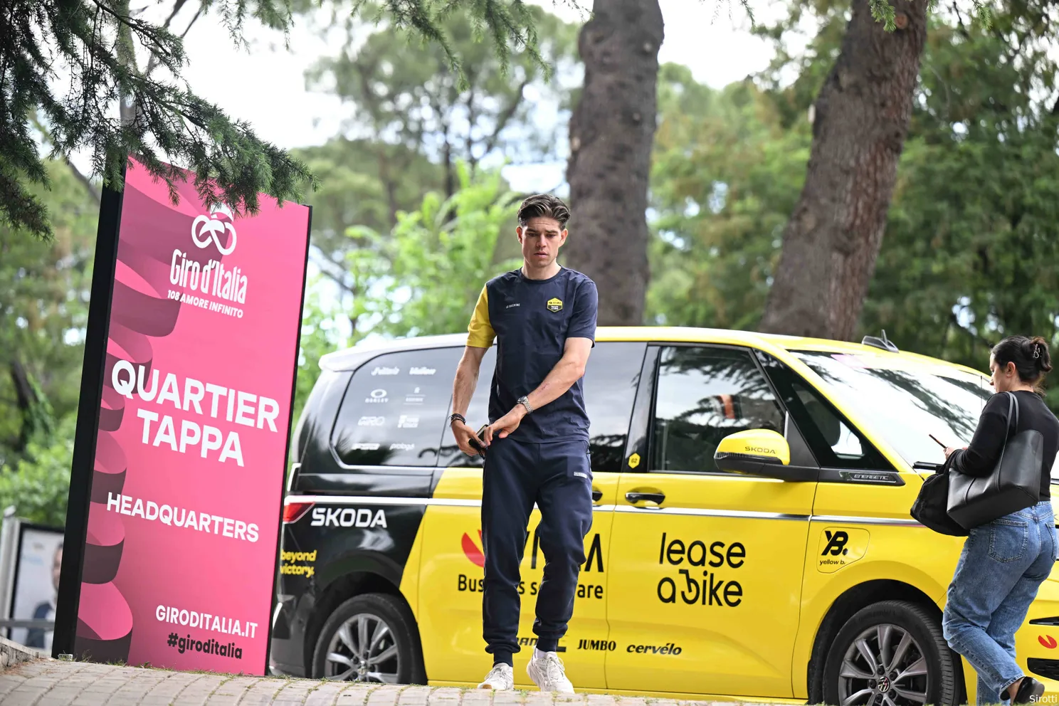 Wout van Aert moet op vooravond van Giro d'Italia na verkenning rit 1 nog eens spreken: 'Mooie kans voor aanvallers'