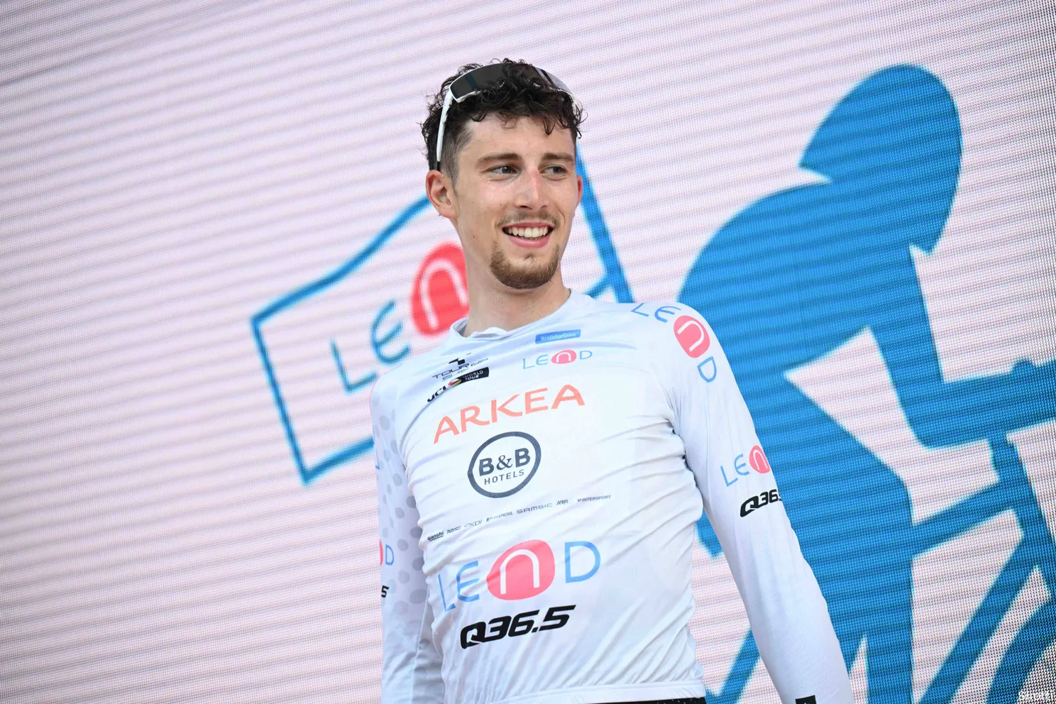 'Je was mijn idool', zegt Vauquelin vertederend tegen Alaphilippe, die pissig was toen Almeida hem inhaalde