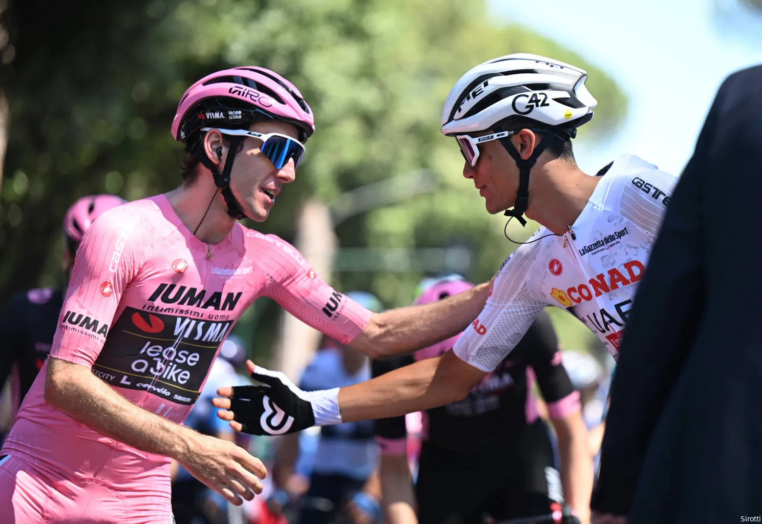 Buitenlandse media onder de indruk van Visma: ‘Van Aert wachtte als menselijke motor, dit team faalt tachtisch nooit’