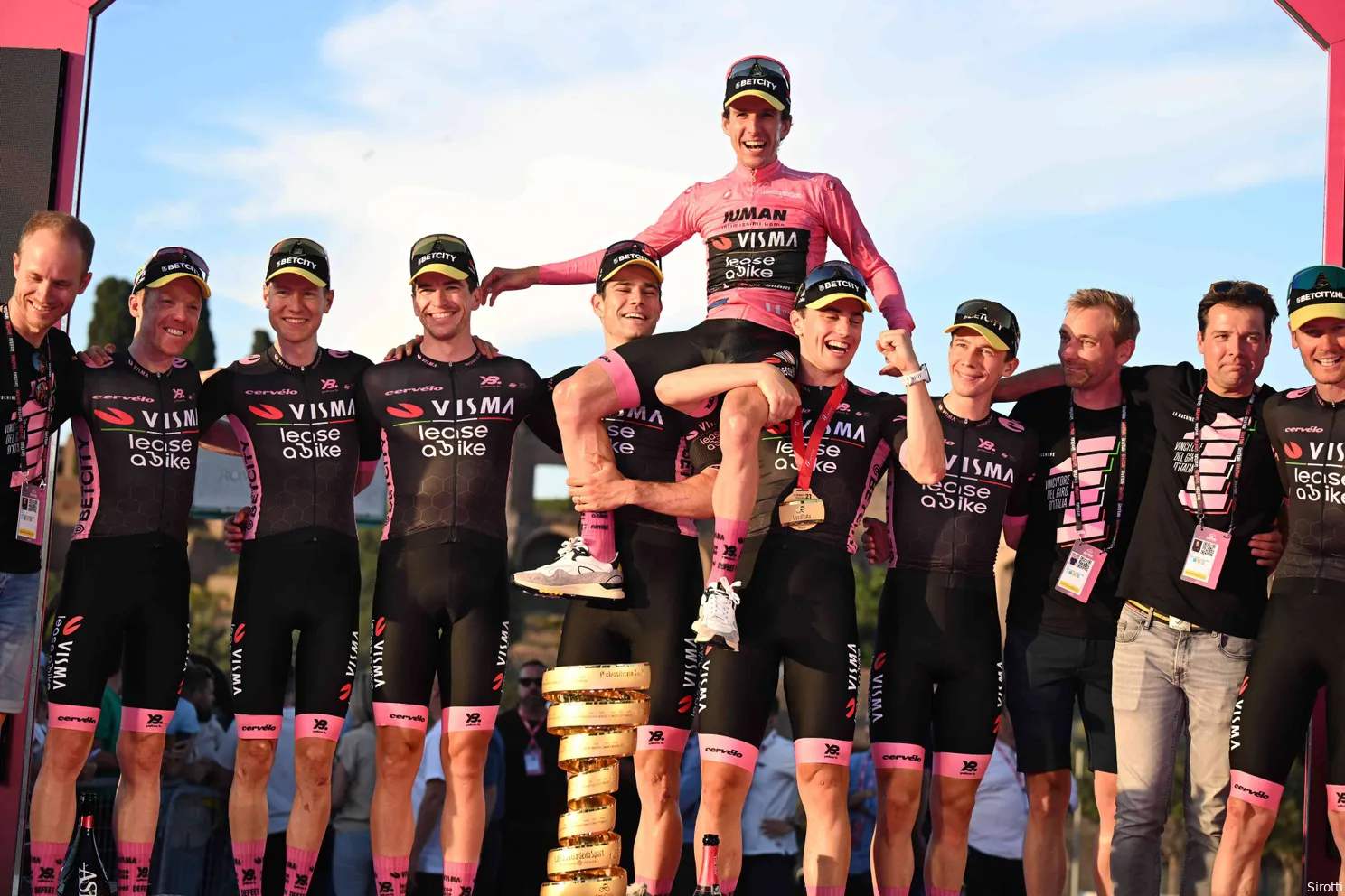 'Ik dacht: het is tijd om te stoppen, misschien moet ik wat anders doen'; Girowinnaar Yates openhartig over lastige periode