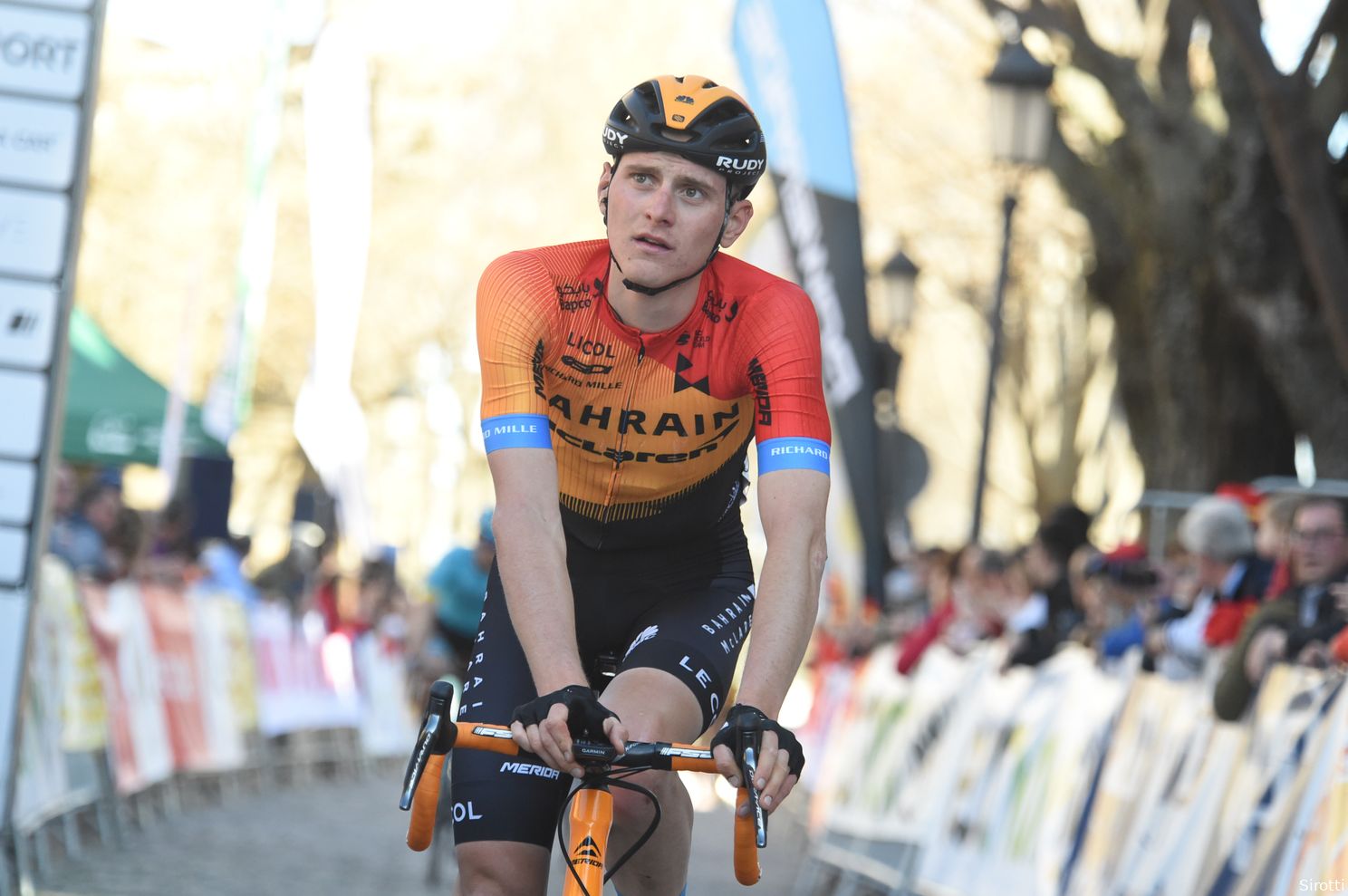Mäder slaat toe in prachtige bergetappe, Valter houdt Evenepoel van het roze