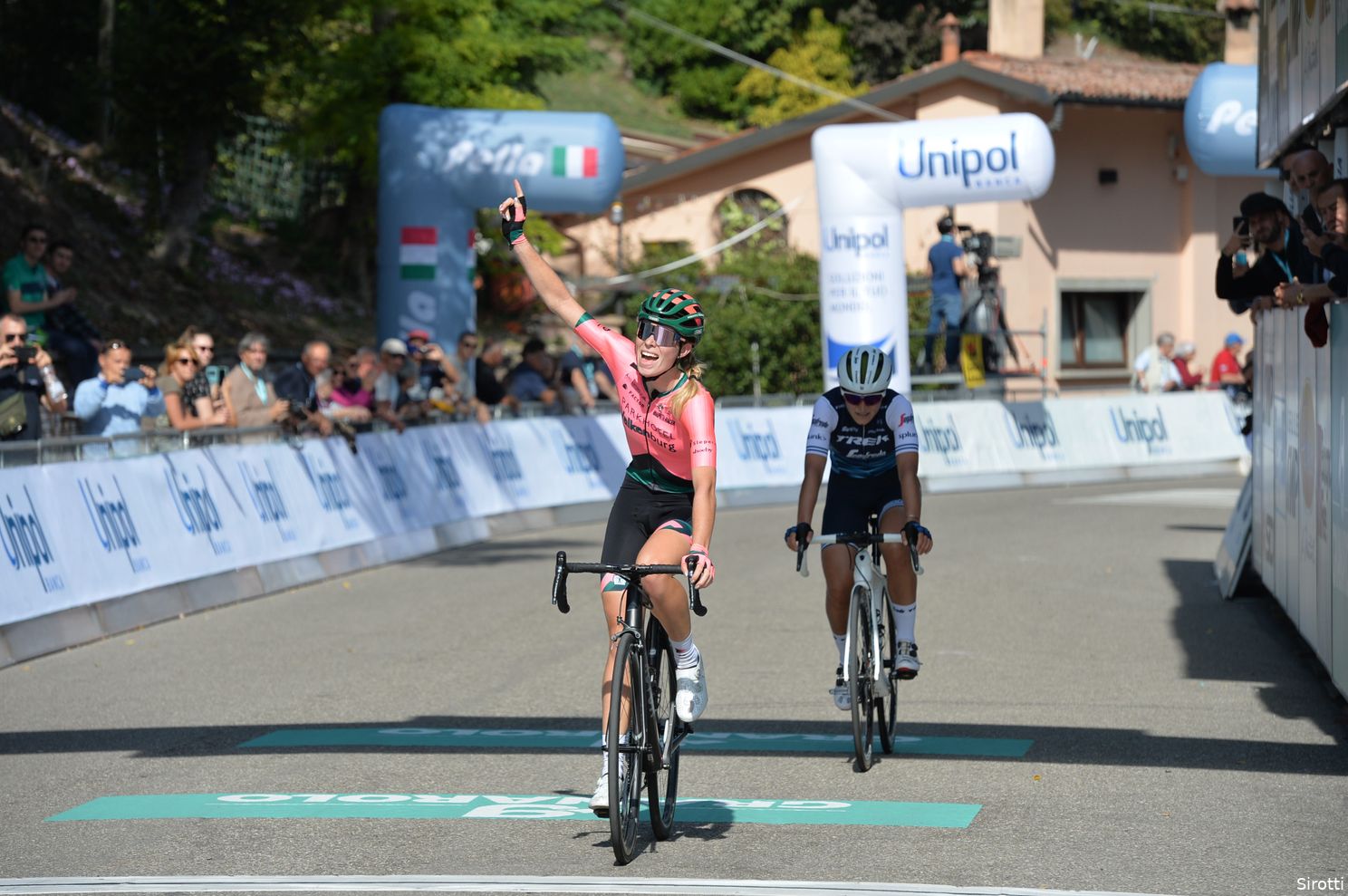 In de voetsporen van Anna en Chantal | Demi Vollering: 'Ik groei in hun schaduw door'