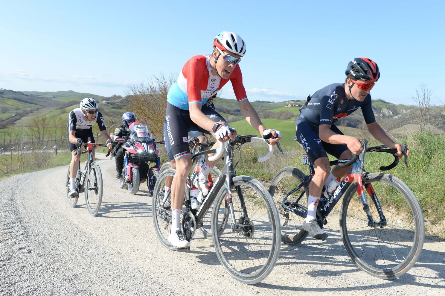 Reacties Strade Bianche | Van Aert en Pogacar waren op, Bardet lek, Mollema baalt én geniet
