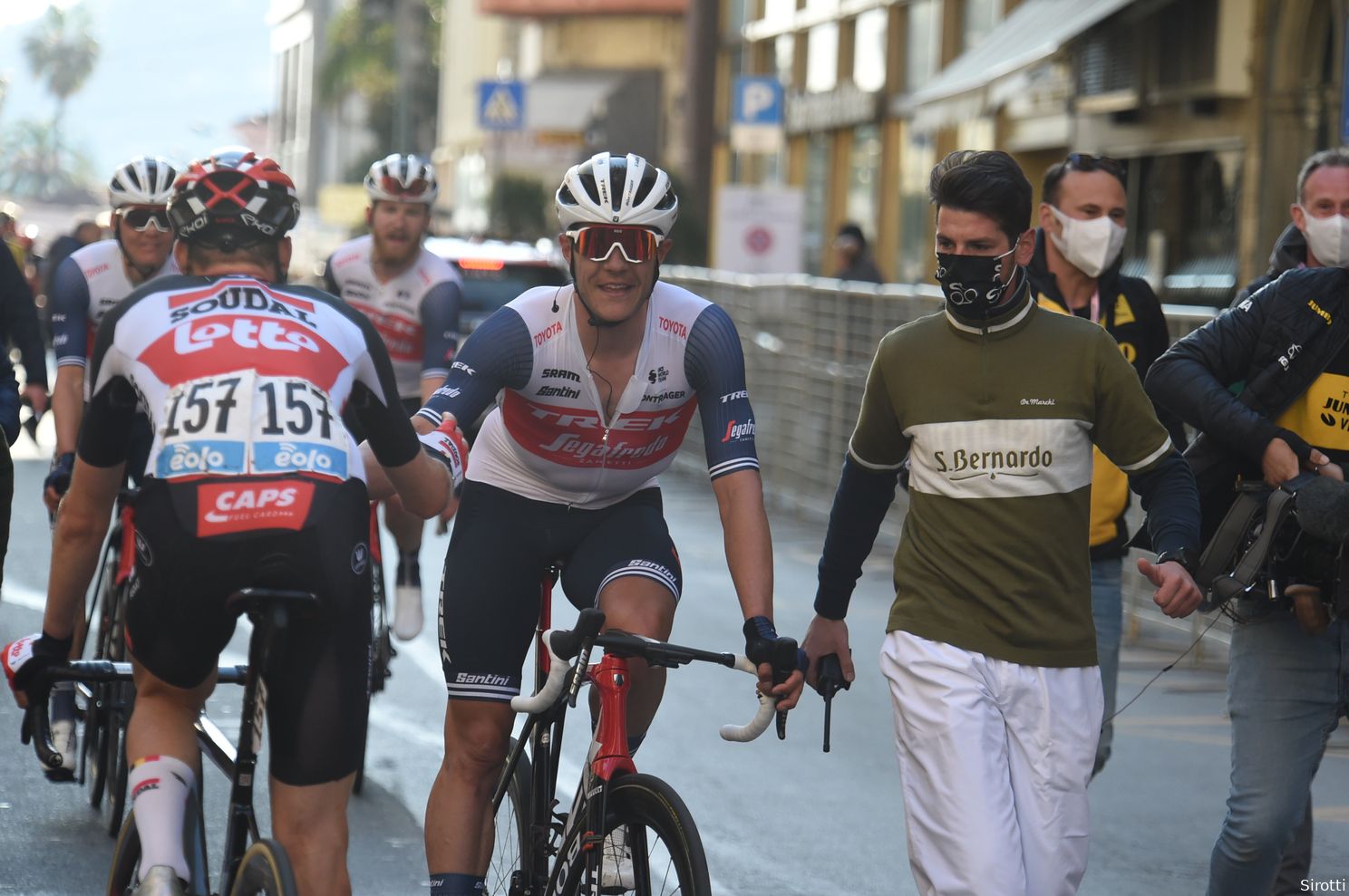 Wuyts over Milaan-Sanremo: 'Van Aert had in ideale wereld Roglic en Martin bij zich'