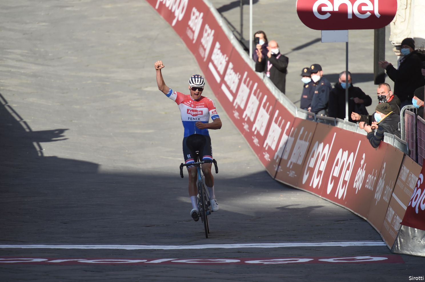 Gespot op Strava: Van der Poel bevestigt nieuwe standaard met epische Strade-cijfers
