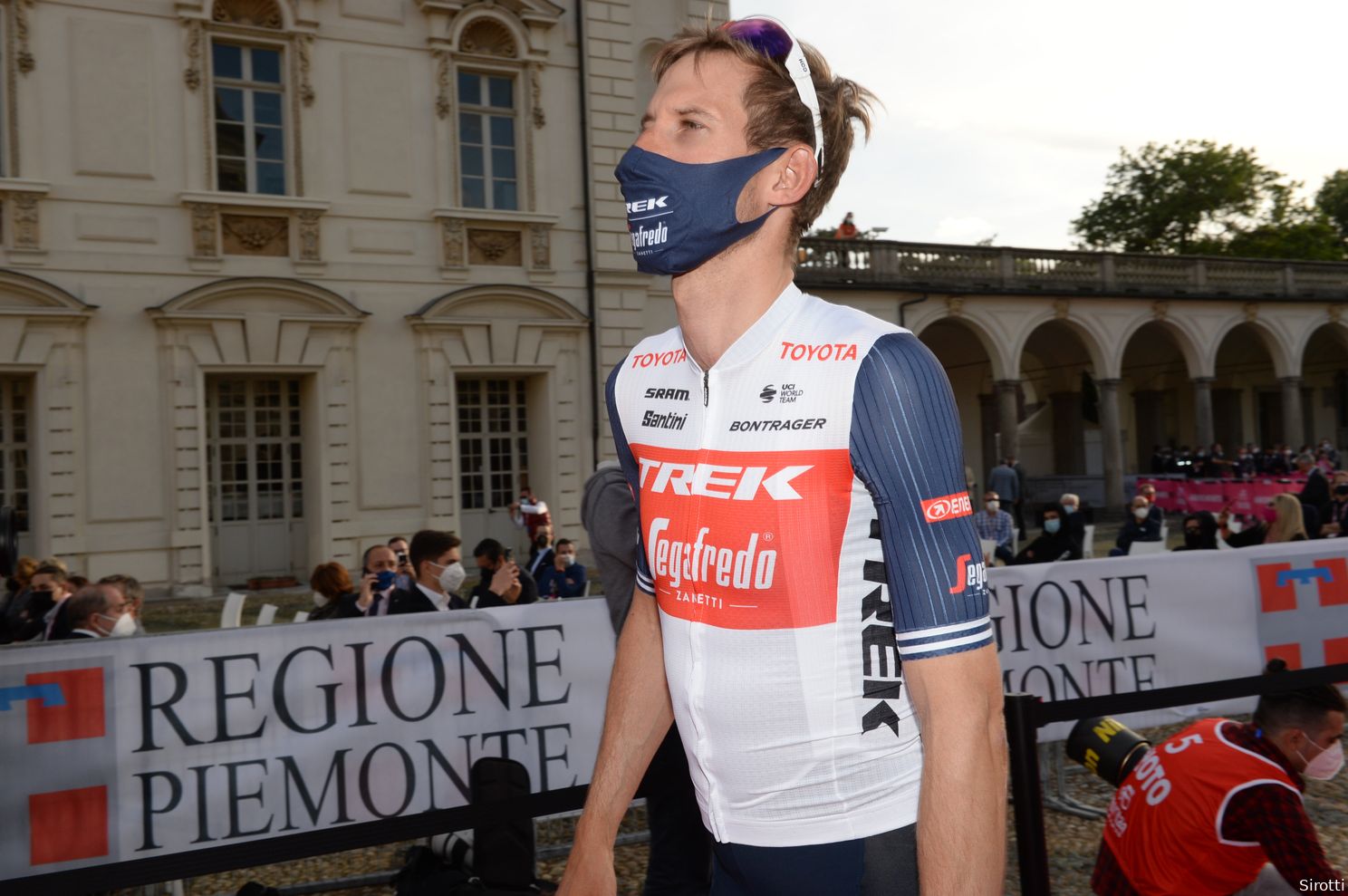 Mäder slaat toe in prachtige bergetappe, Valter houdt Evenepoel van het roze