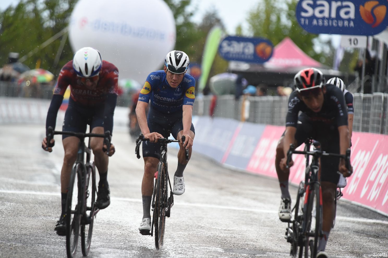 Favorieten etappe 9 Giro d'Italia | Klimmen, dalen en gravelaankomst als toetje!