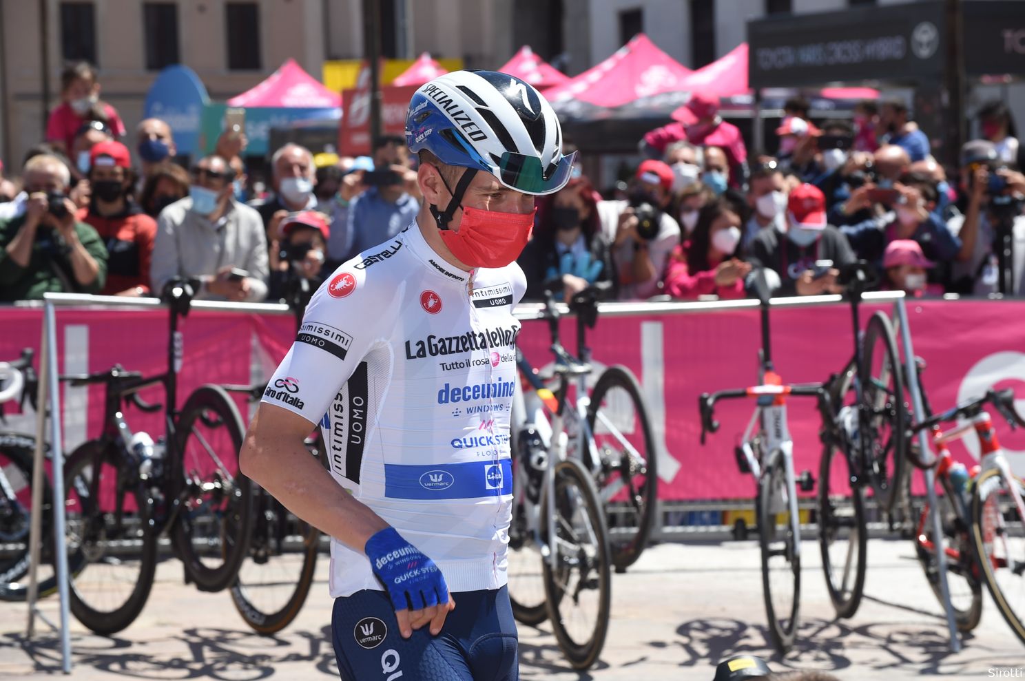Bernal geeft Evenepoel rechtste directe in epische gravelrit; Schmid pakt dagzege