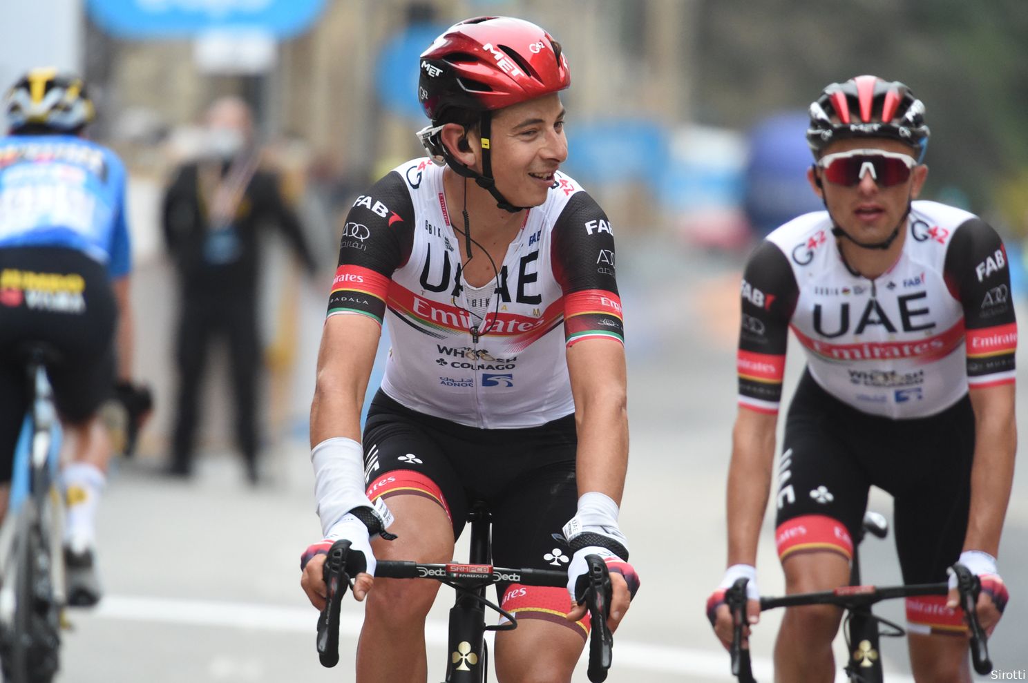 Bernal geeft Evenepoel rechtste directe in epische gravelrit; Schmid pakt dagzege