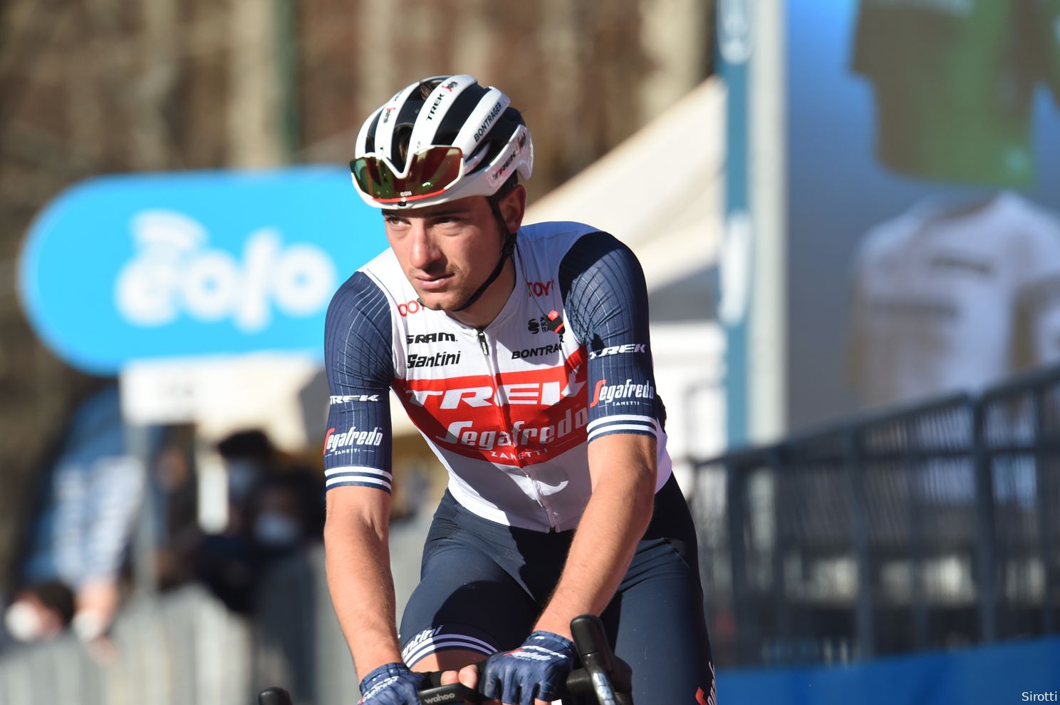 Mäder slaat toe in prachtige bergetappe, Valter houdt Evenepoel van het roze