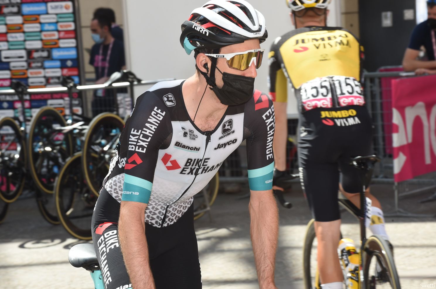 Bernal slaat terug op loeisteile slotklim en verstevigt roze, Yates pakt de ritzege