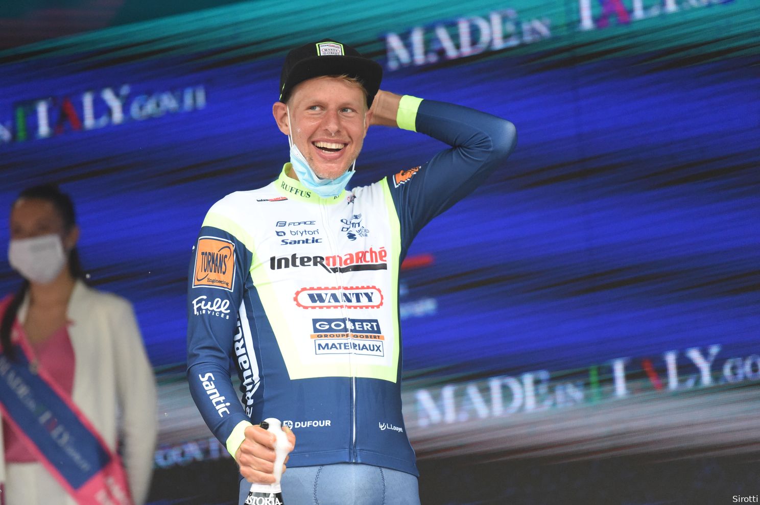 Bernal geeft Evenepoel rechtste directe in epische gravelrit; Schmid pakt dagzege