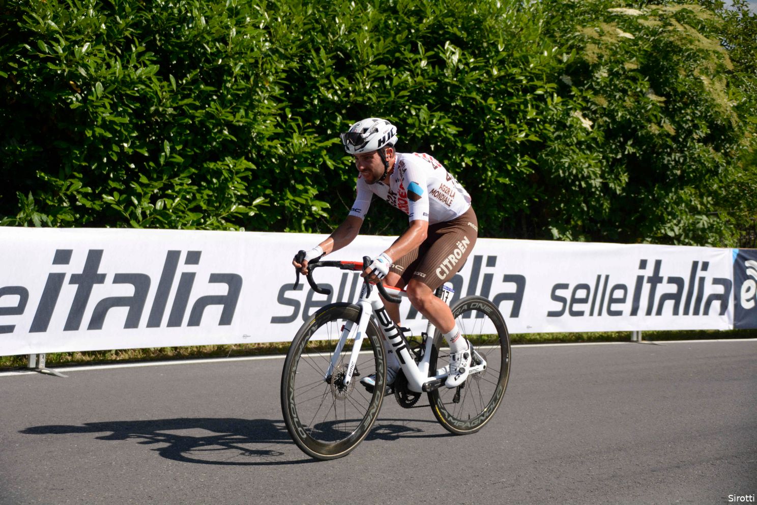 Reacties etappe 18 Giro d’Italia | Medevluchters kansloos tegen ongenaakbare Bettiol