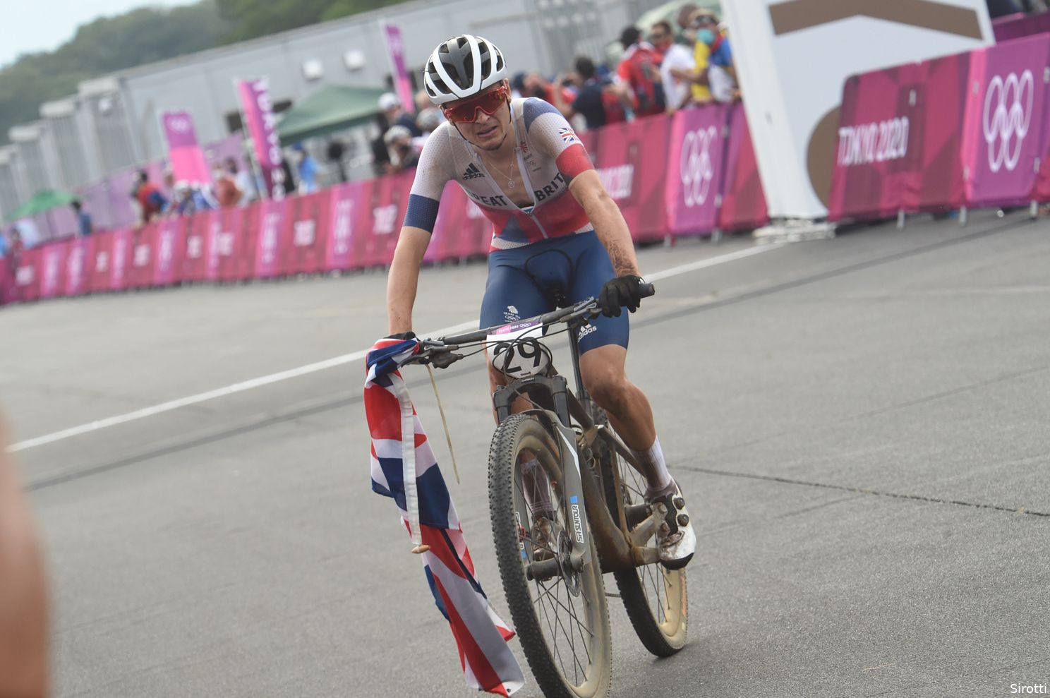 Pidcock merkt dat Van Aert en Van der Poel naar hem kijken: 'Dat is mooi, maar ook irritant'