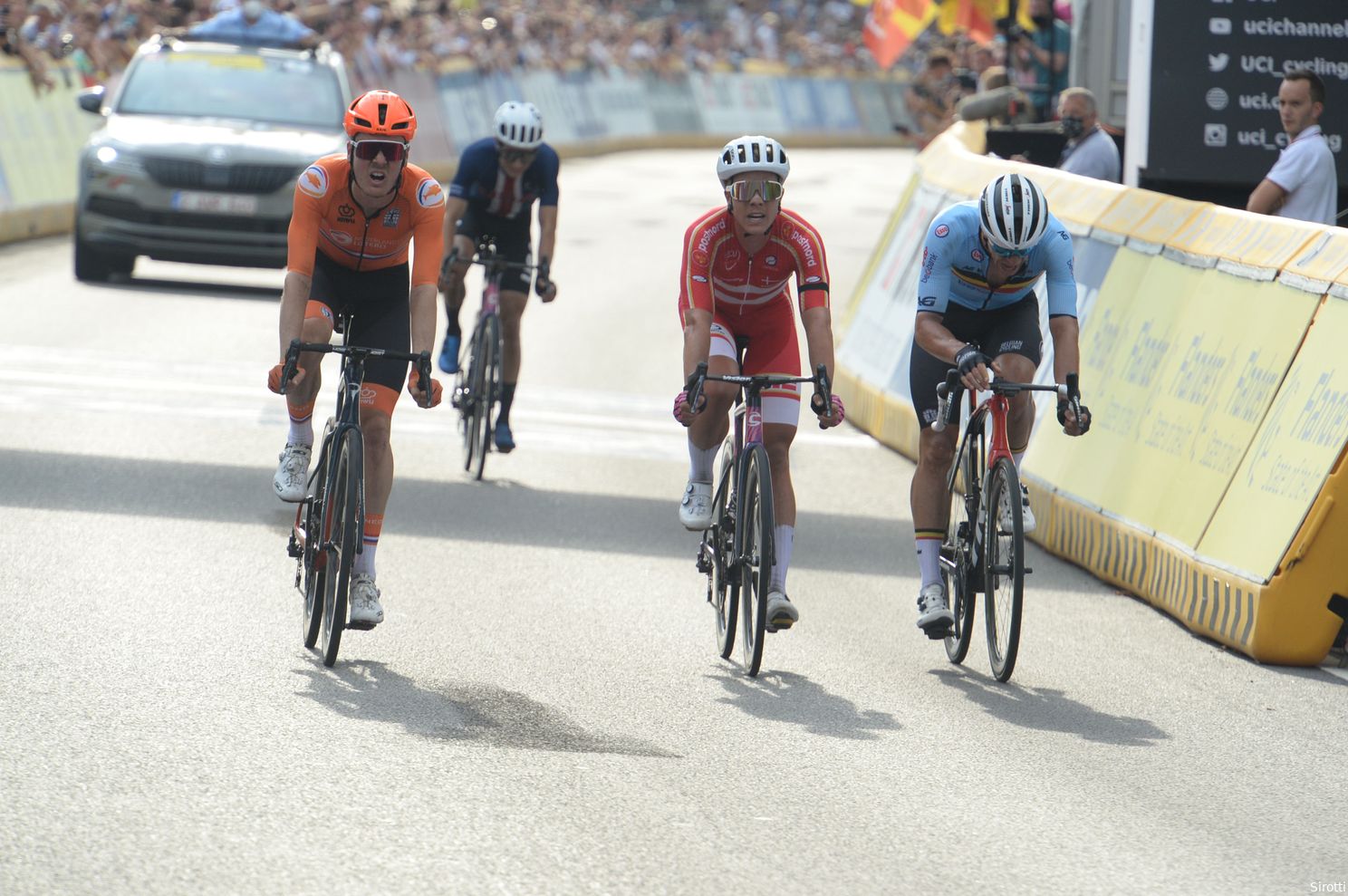 Van Baarle gaat in 2022 voor Tour, Vuelta en WK: 'In die lange koersen heb ik nu echt vertrouwen'