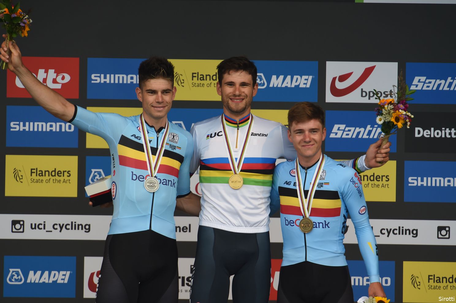 Ploegleiders Jumbo prijzen Van Aert: 'Strijd met Van der Poel heeft hem een harde kop opgeleverd'